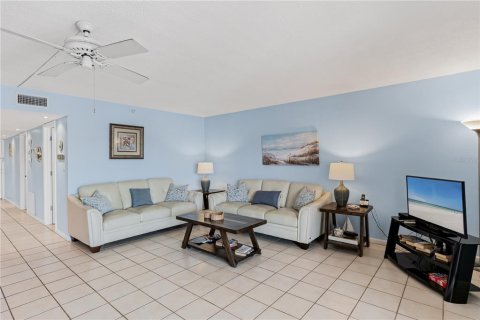 Condo in Indian Rocks Beach, Florida, 2 bedrooms  № 1899160 - photo 8