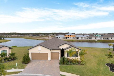 House in Fort Myers, Florida 4 bedrooms, 210.98 sq.m. № 1724541 - photo 1