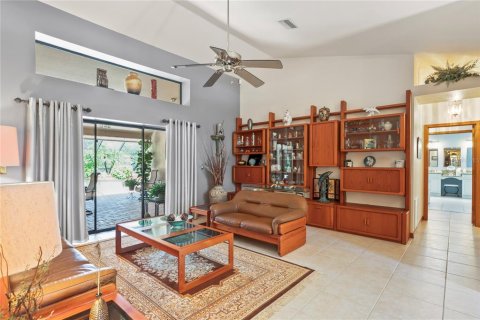 Casa en venta en Spring Hill, Florida, 4 dormitorios, 328.78 m2 № 1673235 - foto 9