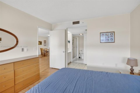 Condo in Pembroke Pines, Florida, 2 bedrooms № 2186083 - photo 18