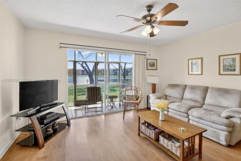 Condo in Pembroke Pines, Florida, 2 bedrooms № 2186083 - photo 11