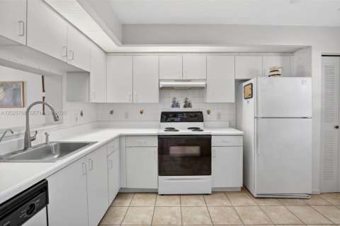 Condo in Pembroke Pines, Florida, 2 bedrooms № 2186083 - photo 5