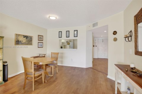 Condo in Pembroke Pines, Florida, 2 bedrooms № 2186083 - photo 12