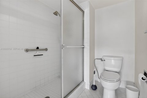 Condo in Pembroke Pines, Florida, 2 bedrooms № 2186083 - photo 21