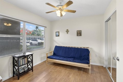 Condo in Pembroke Pines, Florida, 2 bedrooms № 2186083 - photo 22
