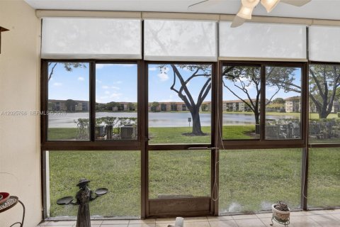 Condo in Pembroke Pines, Florida, 2 bedrooms № 2186083 - photo 28