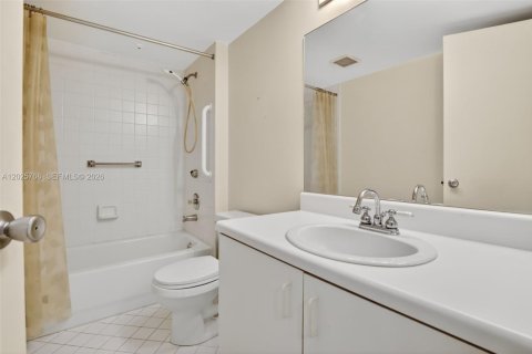 Condo in Pembroke Pines, Florida, 2 bedrooms № 2186083 - photo 24