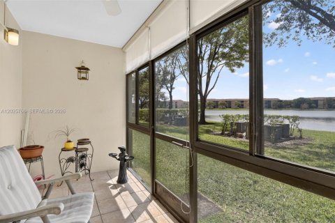 Condo in Pembroke Pines, Florida, 2 bedrooms № 2186083 - photo 27