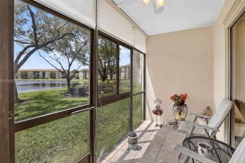Condo in Pembroke Pines, Florida, 2 bedrooms № 2186083 - photo 26