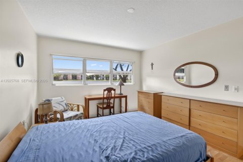 Condo in Pembroke Pines, Florida, 2 bedrooms № 2186083 - photo 16