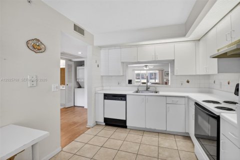 Condo in Pembroke Pines, Florida, 2 bedrooms № 2186083 - photo 8