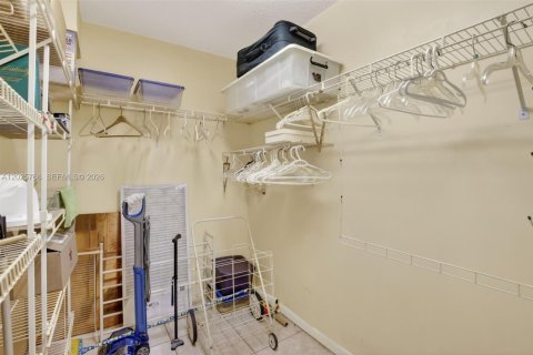 Condo in Pembroke Pines, Florida, 2 bedrooms № 2186083 - photo 19