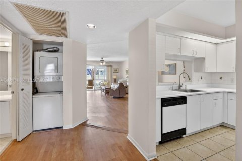 Condo in Pembroke Pines, Florida, 2 bedrooms № 2186083 - photo 3