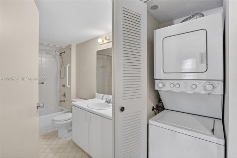 Condo in Pembroke Pines, Florida, 2 bedrooms № 2186083 - photo 25