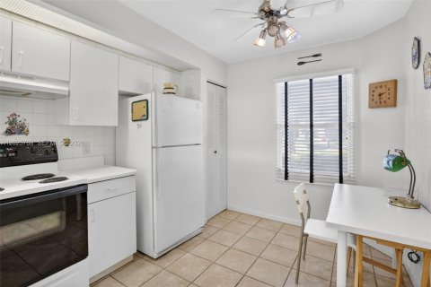 Condo in Pembroke Pines, Florida, 2 bedrooms № 2186083 - photo 6