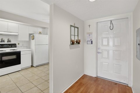 Condo in Pembroke Pines, Florida, 2 bedrooms № 2186083 - photo 4