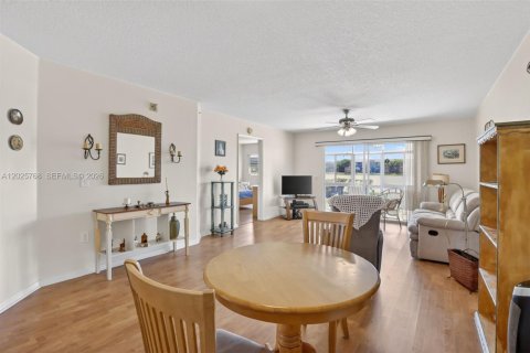 Condo in Pembroke Pines, Florida, 2 bedrooms № 2186083 - photo 10