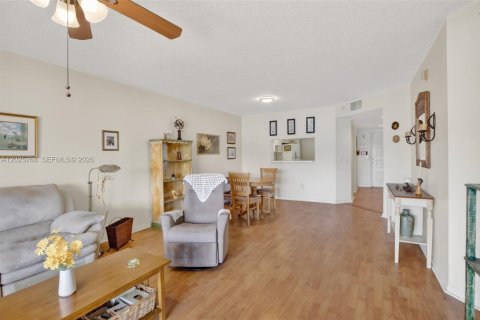 Condo in Pembroke Pines, Florida, 2 bedrooms № 2186083 - photo 13