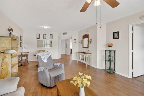 Condo in Pembroke Pines, Florida, 2 bedrooms № 2186083 - photo 14