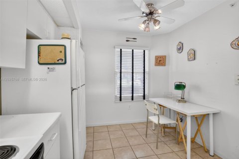 Condo in Pembroke Pines, Florida, 2 bedrooms № 2186083 - photo 7