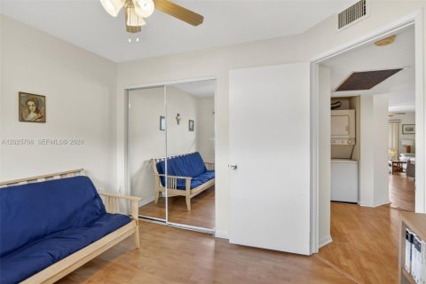 Condo in Pembroke Pines, Florida, 2 bedrooms № 2186083 - photo 23