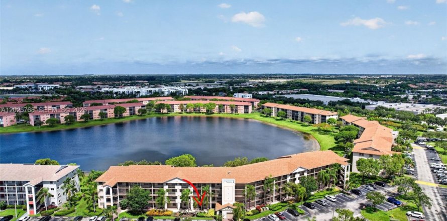 Condo in Pembroke Pines, Florida, 2 bedrooms № 2186083