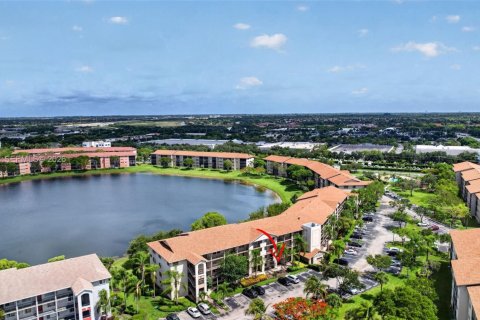 Condo in Pembroke Pines, Florida, 2 bedrooms № 2186083 - photo 2