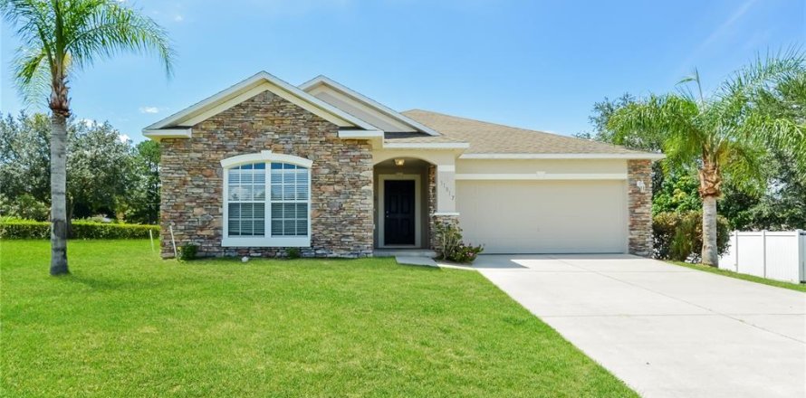 House in Leesburg, Florida 4 bedrooms, 186.73 sq.m. № 1520929
