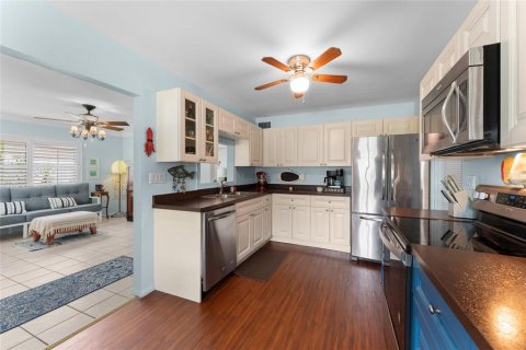 House in Largo, Florida 3 bedrooms, 91.88 sq.m. № 1841702 - photo 15
