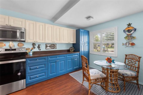 House in Largo, Florida 3 bedrooms, 91.88 sq.m. № 1841702 - photo 9