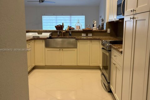 House in Pembroke Pines, Florida 4 bedrooms, 263.75 sq.m. № 2069171 - photo 22