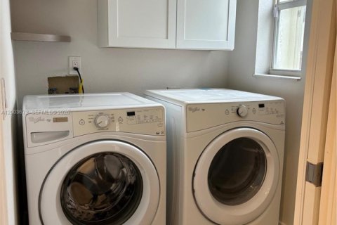 House in Pembroke Pines, Florida 4 bedrooms, 263.75 sq.m. № 2069171 - photo 10