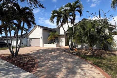 House in Pembroke Pines, Florida 4 bedrooms, 263.75 sq.m. № 2069171 - photo 2