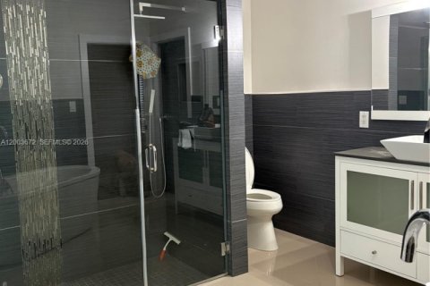 House in Pembroke Pines, Florida 4 bedrooms, 263.75 sq.m. № 2069171 - photo 18