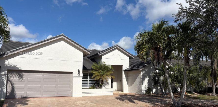 House in Pembroke Pines, Florida 4 bedrooms, 263.75 sq.m. № 2069171