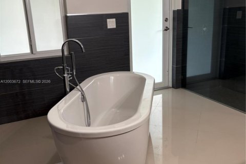 House in Pembroke Pines, Florida 4 bedrooms, 263.75 sq.m. № 2069171 - photo 16