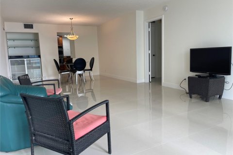 Condo in Pompano Beach, Florida, 2 bedrooms № 2019766 - photo 3