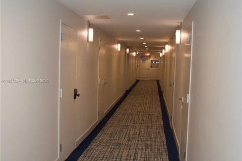 Condo in Pompano Beach, Florida, 2 bedrooms № 2019766 - photo 22