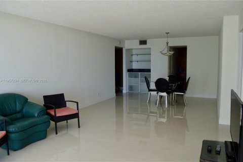 Condo in Pompano Beach, Florida, 2 bedrooms № 2019766 - photo 5