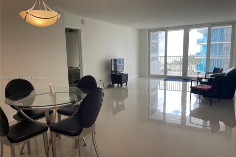 Condo in Pompano Beach, Florida, 2 bedrooms № 2019766 - photo 4
