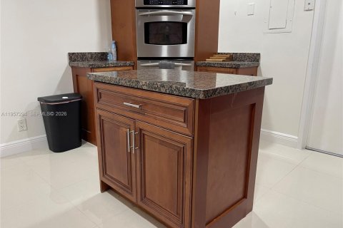 Condo in Pompano Beach, Florida, 2 bedrooms № 2019766 - photo 8