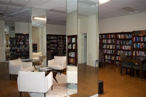 Condo in Pompano Beach, Florida, 2 bedrooms № 2019766 - photo 25