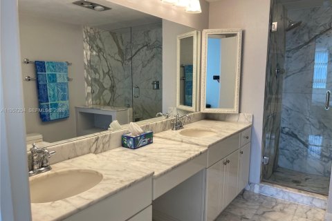 Condo in Pompano Beach, Florida, 2 bedrooms № 2019766 - photo 12