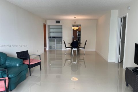 Condo in Pompano Beach, Florida, 2 bedrooms № 2019766 - photo 2