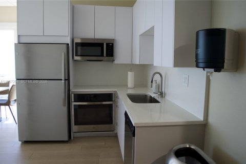 Condo in Pompano Beach, Florida, 2 bedrooms № 2019766 - photo 26