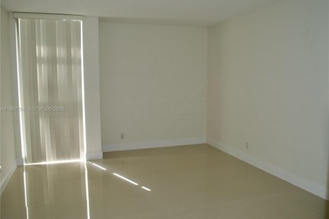 Condo in Pompano Beach, Florida, 2 bedrooms № 2019766 - photo 15