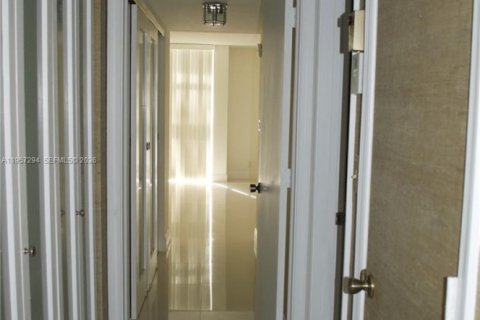 Condo in Pompano Beach, Florida, 2 bedrooms № 2019766 - photo 16