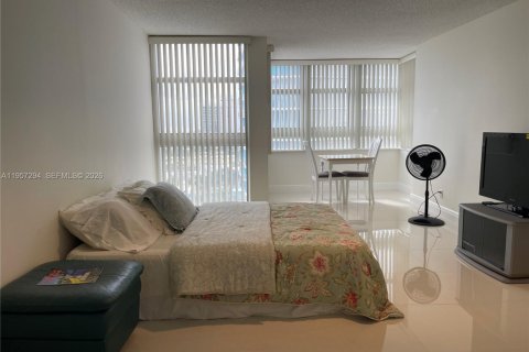 Condo in Pompano Beach, Florida, 2 bedrooms № 2019766 - photo 11