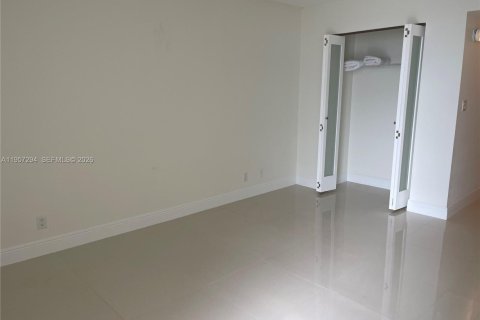 Condo in Pompano Beach, Florida, 2 bedrooms № 2019766 - photo 14