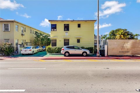Commercial property in Surfside, Florida № 1715977 - photo 1